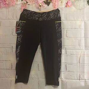 $$5 LEGGINGS$$Marika Tek black and grey Abstract Capri Legging S